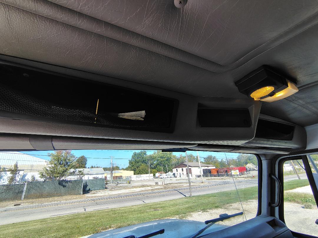 1999 INTERNATIONAL 4700 Low Profile T444E - Image 38